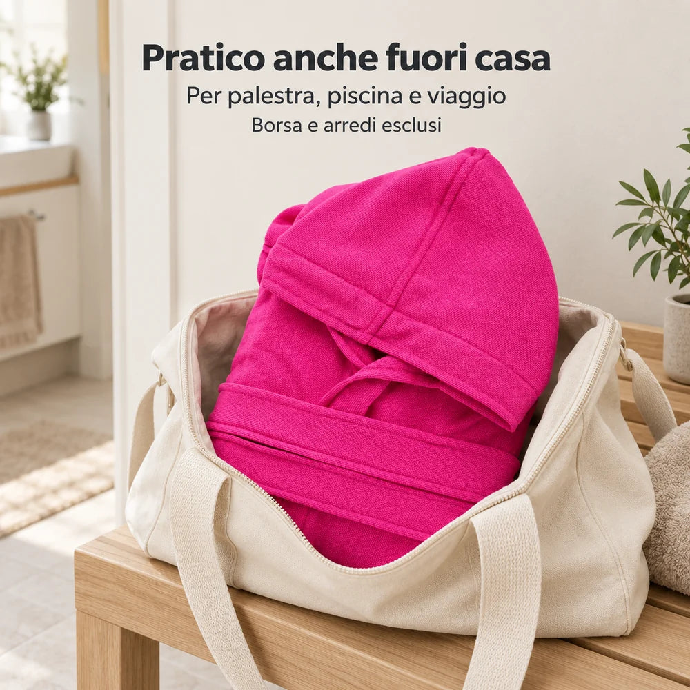 Accappatoio Wimbledon Fucsia piegato dentro una borsa aperta, con indicazione degli utilizzi fuori casa.