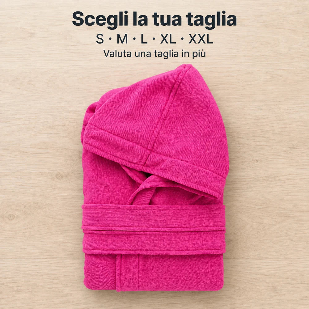 Accappatoio Wimbledon Fucsia piegato sul legno, con le taglie da S a XXL e l’indicazione di valutare una taglia in più.