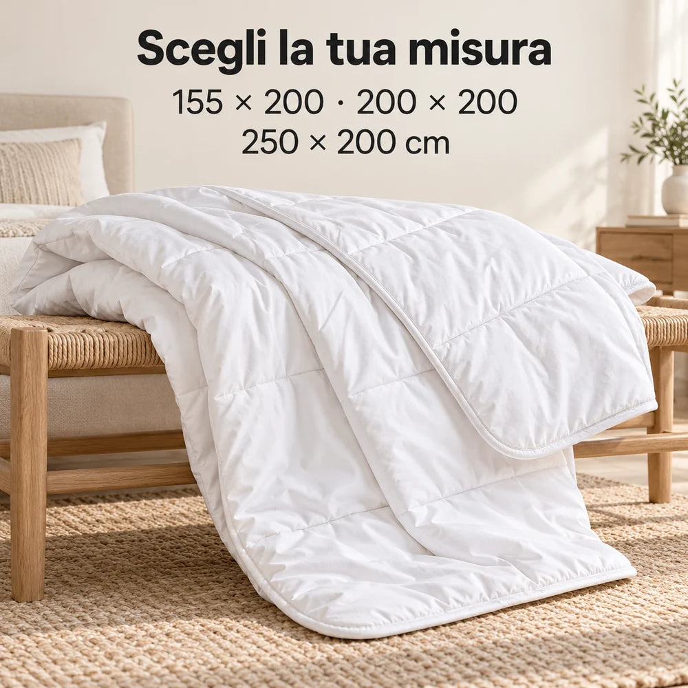 Piumino Bamboo Light bianco drappeggiato su una panca, disponibile in tre misure