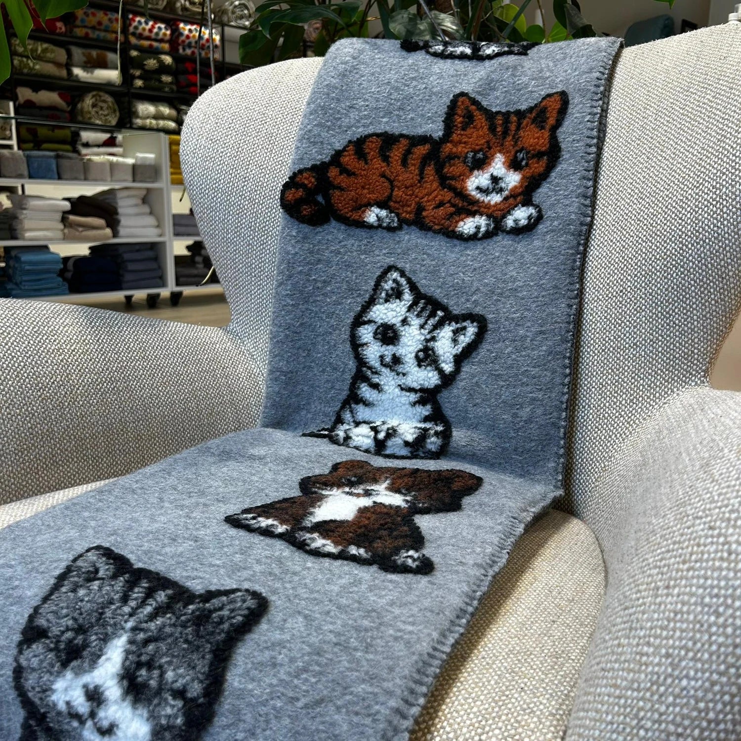 Plaid in Lana Cotta Made in Italy 170x180 – Caldo, Asciutto & Traspirante Miao Grigio | ArredoCasa Online tutto il tessile per la tua casa.