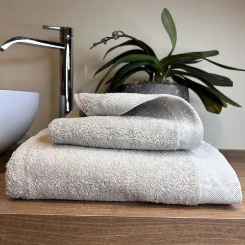 Coppia di Asciugamani in Spugna Mercerizzata 571 Nuvola | ArredoCasa Online tutto il tessile per la tua casa.