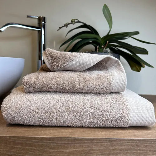 Coppia di Asciugamani in Spugna Mercerizzata 580 Argilla | ArredoCasa Online tutto il tessile per la tua casa.