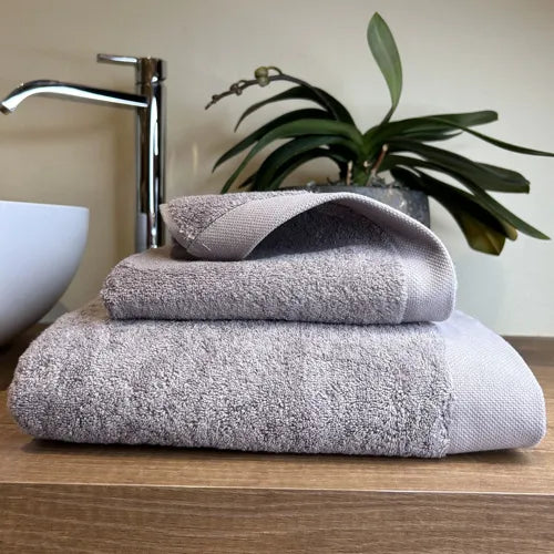 Coppia di Asciugamani in Spugna Mercerizzata 751 Crocus | ArredoCasa Online tutto il tessile per la tua casa.