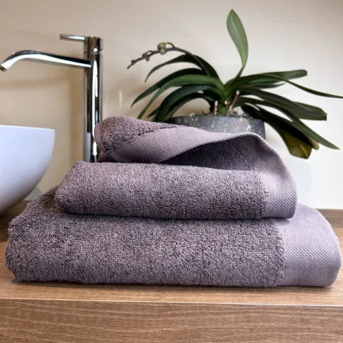 Coppia di Asciugamani in Spugna Mercerizzata 907 Wengè | ArredoCasa Online tutto il tessile per la tua casa.