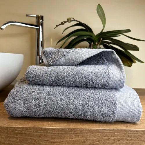 Coppia di Asciugamani in Spugna Mercerizzata Metallo | ArredoCasa Online tutto il tessile per la tua casa.