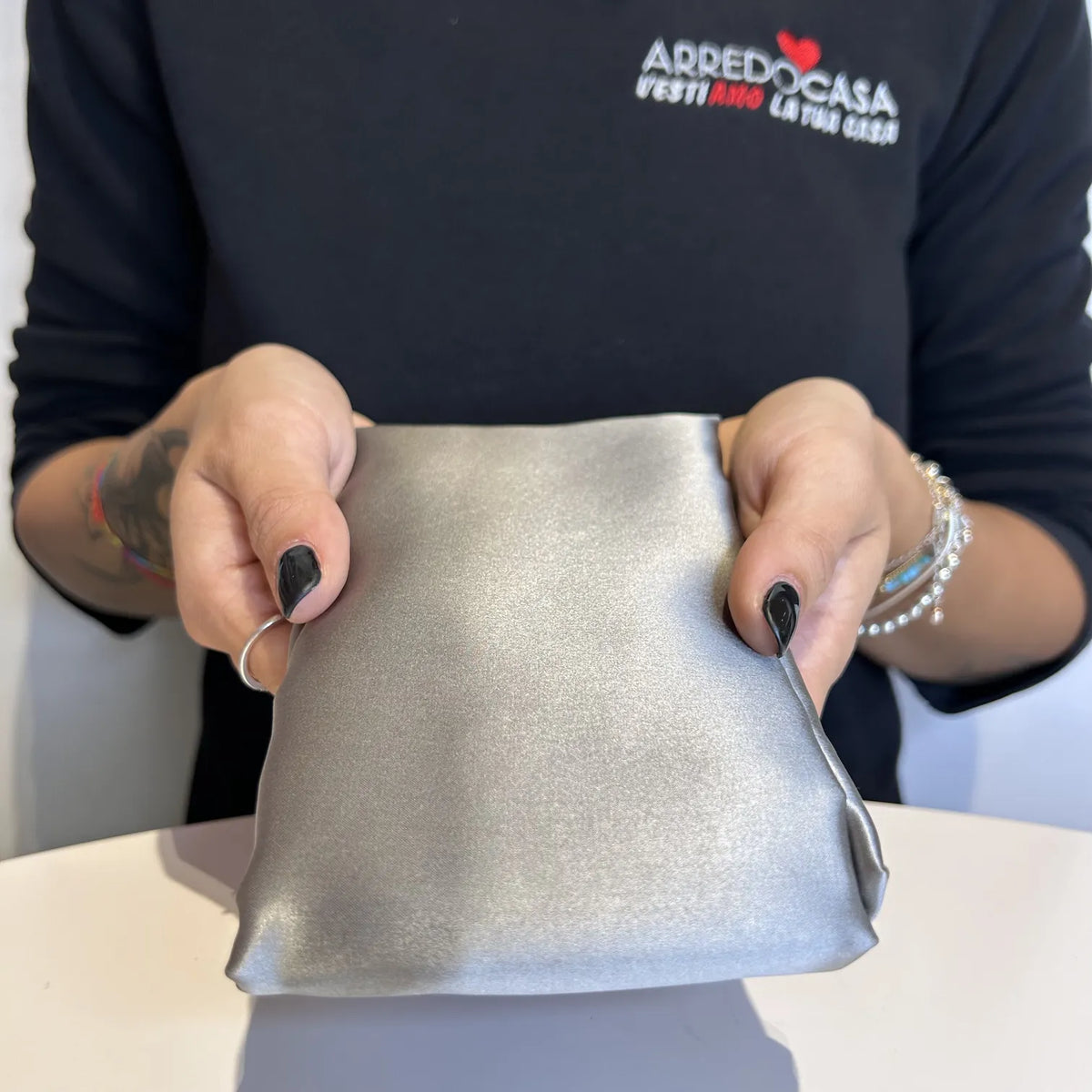 Federa in 100% Seta Anti-Crespo & Anti-Acne per capelli e pelle perfetta Grigio | ArredoCasa Online tutto il tessile per la tua casa.