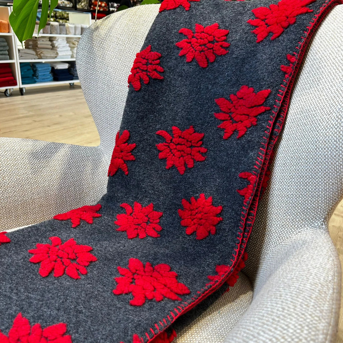 Plaid in Lana Cotta Made in Italy 170x180 – Caldo, Asciutto & Traspirante Stella Alpina Rosso Antracite | ArredoCasa Online tutto il tessile per la tua casa.