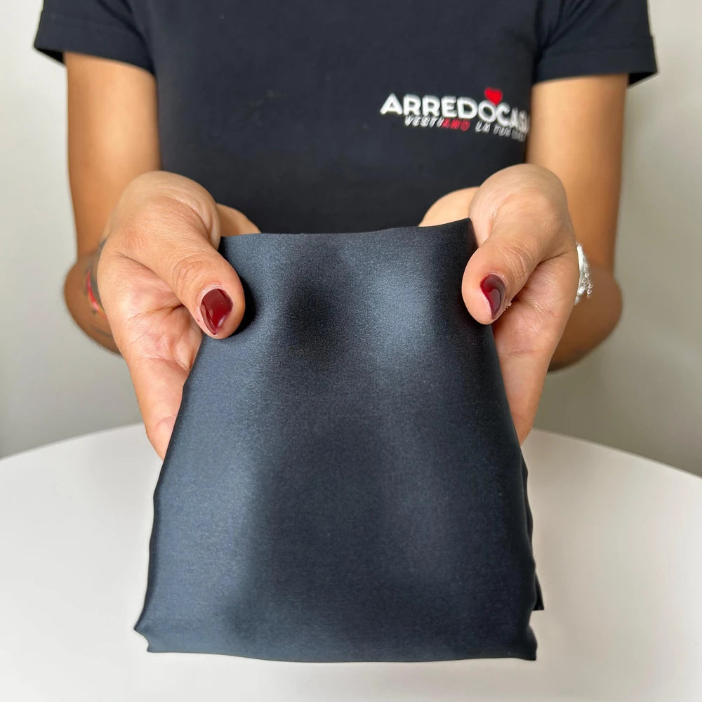 Federa in 100% Seta Anti-Crespo & Anti-Acne per capelli e pelle perfetta Nero | ArredoCasa Online tutto il tessile per la tua casa.