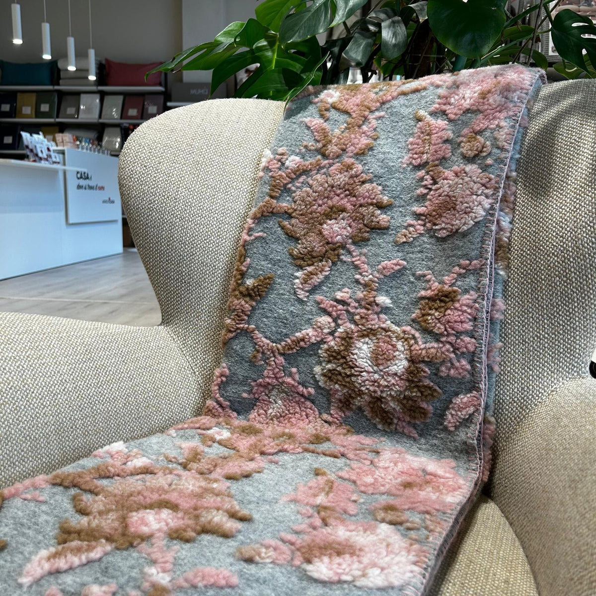 Plaid in Lana Cotta Made in Italy 170x180 – Caldo, Asciutto & Traspirante Fiori Grigio Rosa | ArredoCasa Online tutto il tessile per la tua casa.