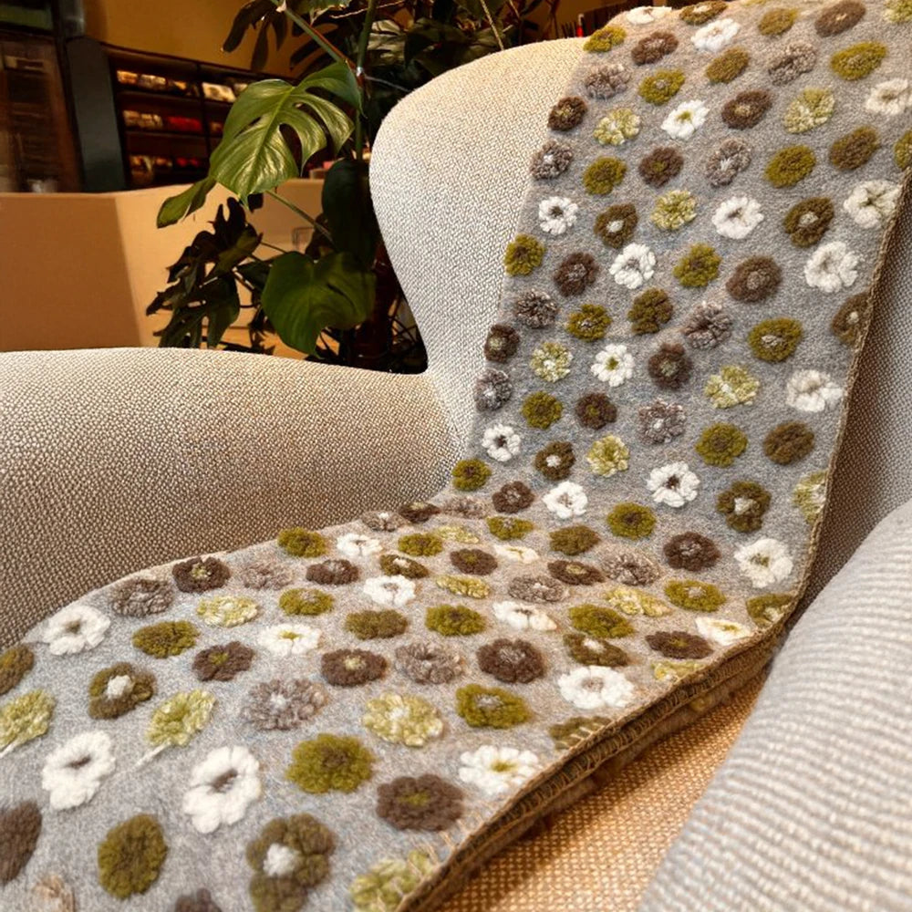 Plaid in Lana Cotta Made in Italy 170x180 – Caldo, Asciutto & Traspirante Margherite tortora | ArredoCasa Online tutto il tessile per la tua casa.