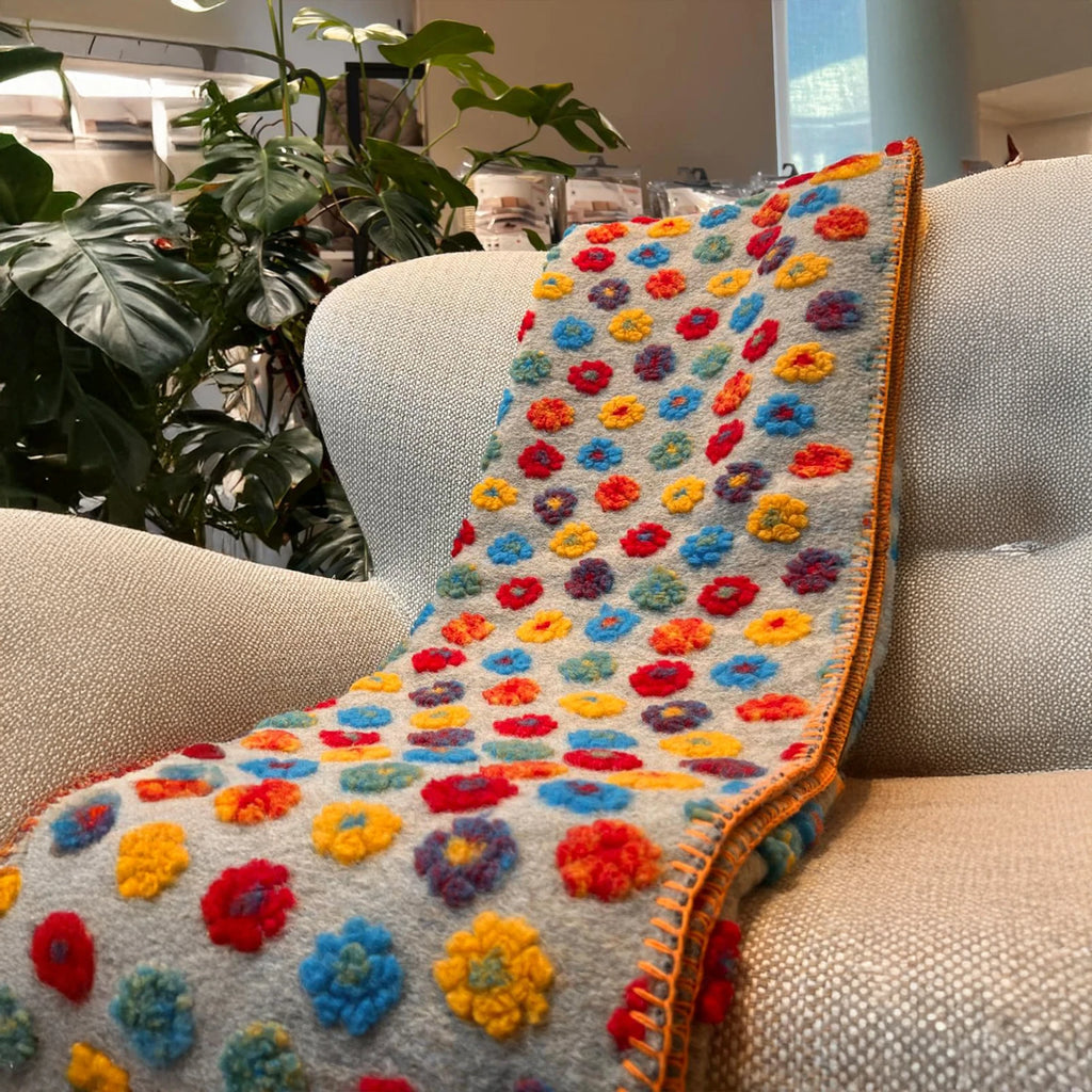 Plaid in Lana Cotta Made in Italy 170x180 – Caldo, Asciutto & Traspirante Margherite Multicolor Tortora | ArredoCasa Online tutto il tessile per la tua casa.