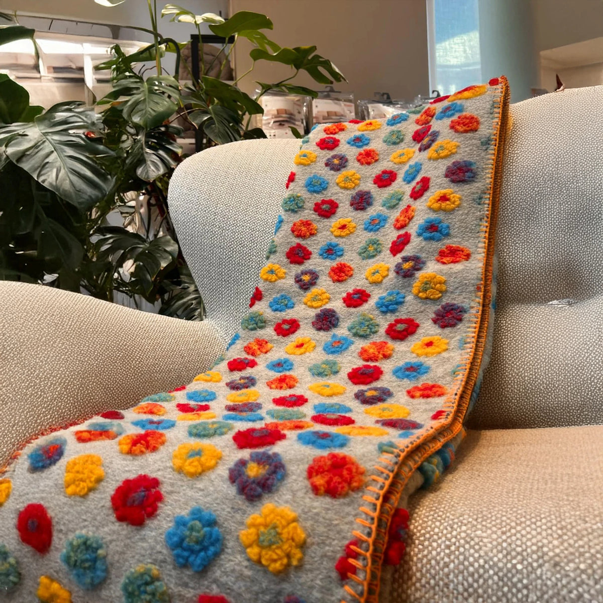 Plaid in Lana Cotta Made in Italy 170x180 – Caldo, Asciutto & Traspirante Margherite Multicolor Tortora | ArredoCasa Online tutto il tessile per la tua casa.