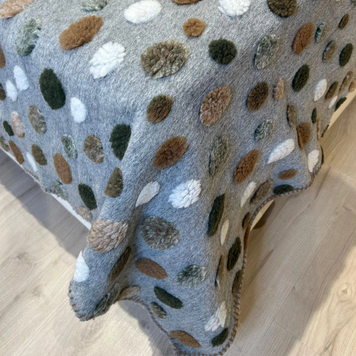 Plaid in Lana Cotta Made in Italy 210x250 Matrimoniale – Caldo, Asciutto & Traspirante Pois fondo Grigio | ArredoCasa Online tutto il tessile per la tua casa.