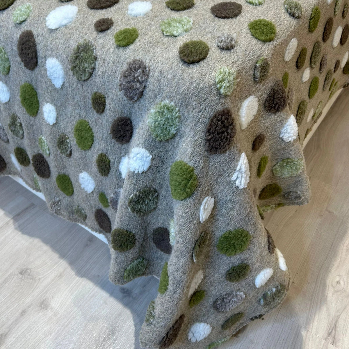 Plaid in Lana Cotta Made in Italy 210x250 Matrimoniale – Caldo, Asciutto & Traspirante Pois fondo Beige | ArredoCasa Online tutto il tessile per la tua casa.