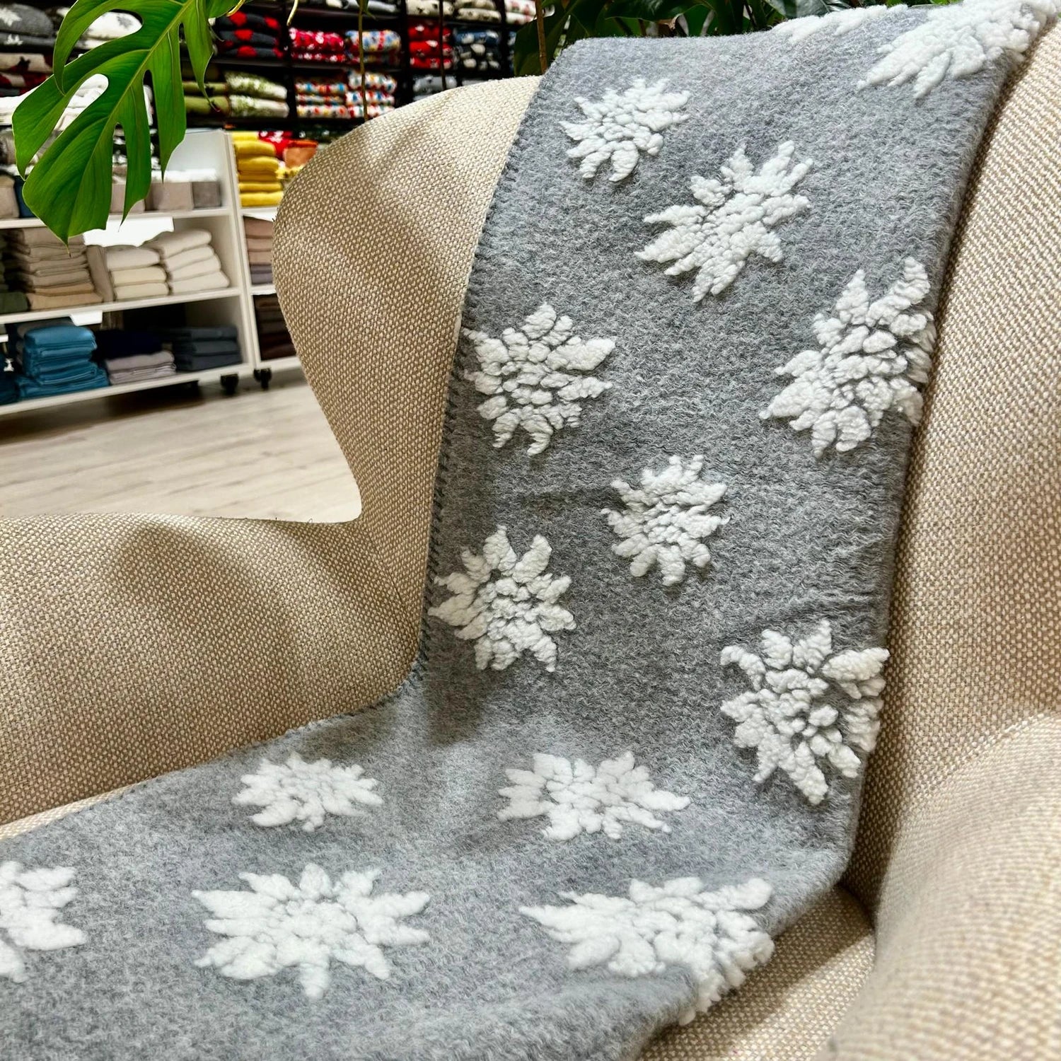 Plaid in Lana Cotta Made in Italy 170x180 – Caldo, Asciutto & Traspirante Stella Alpina Grigio Bianco | ArredoCasa Online tutto il tessile per la tua casa.