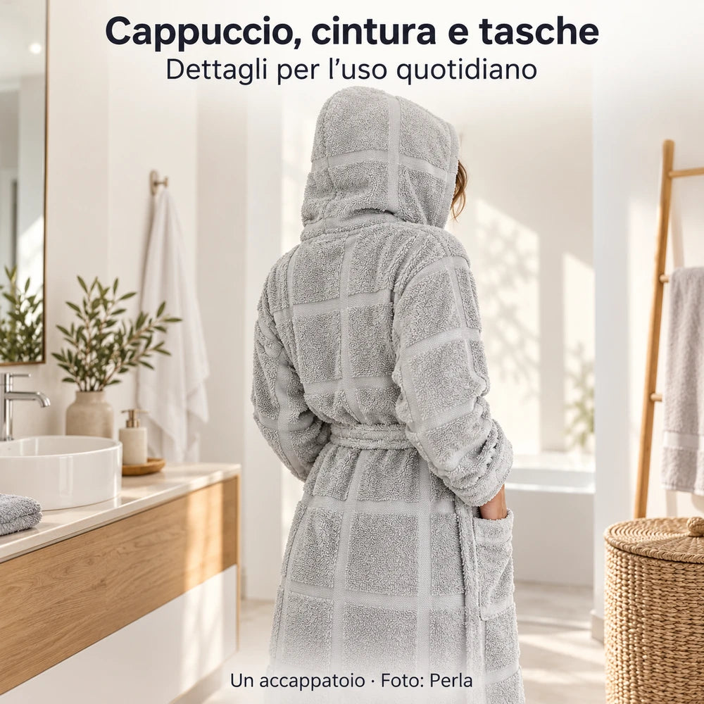 Accappatoio Zero Twist Perla con cappuccio, in spugna a grandi riquadri, indossato con cappuccio sollevato, visto di tre quarti da dietro.