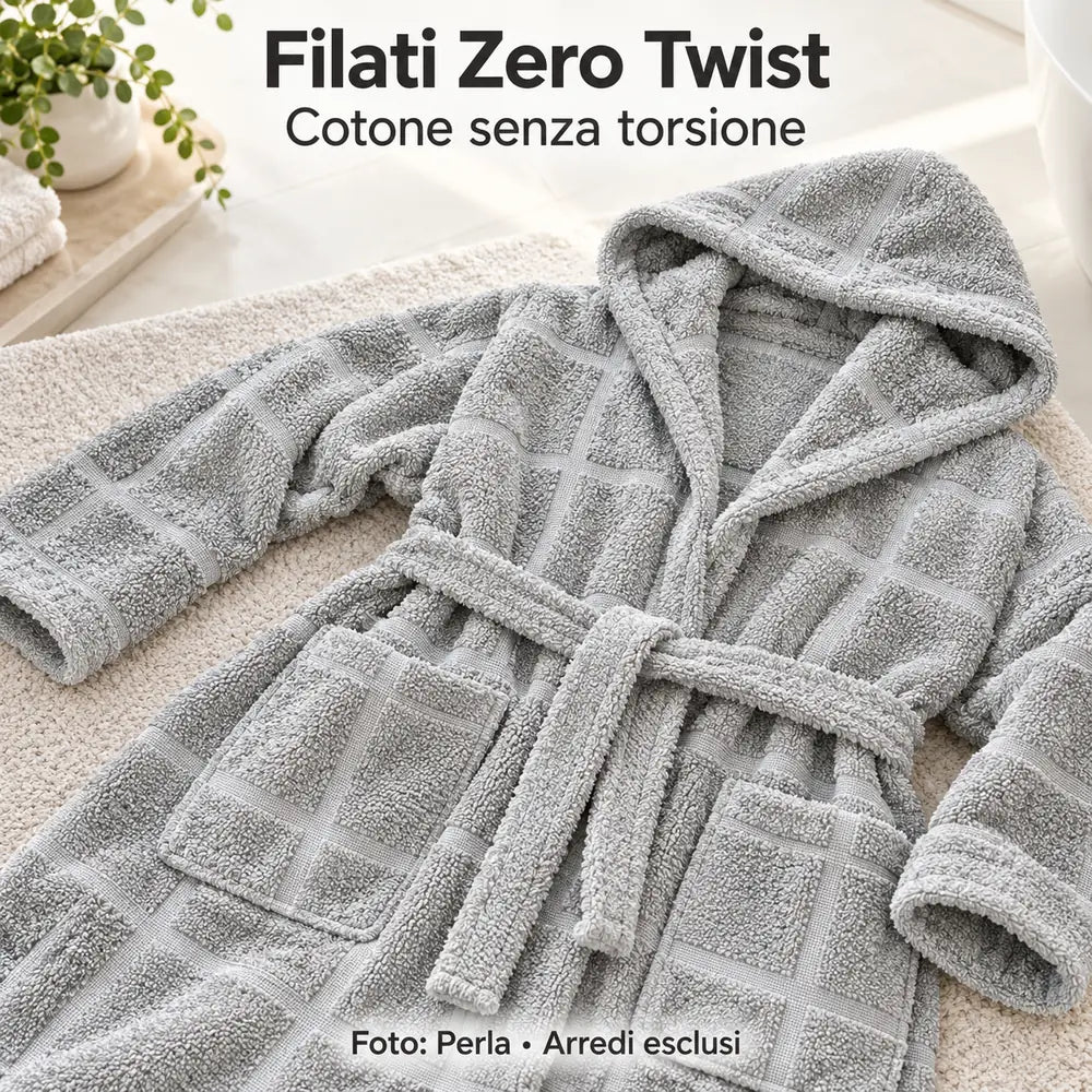 Accappatoio Zero Twist Perla con cappuccio, in spugna a grandi riquadri, aperto su un tappeto da bagno, con cappuccio e disegno a grandi riquadri.