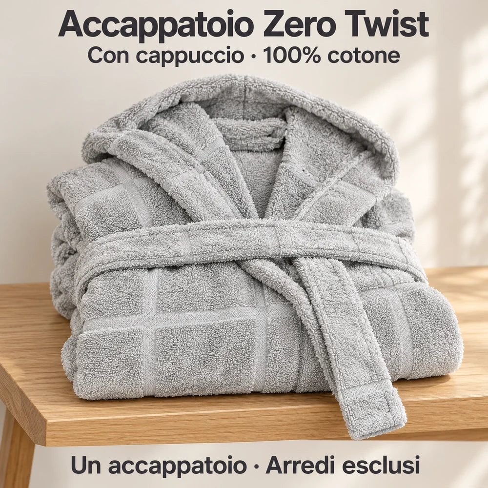Accappatoio Zero Twist Perla con cappuccio, in spugna a grandi riquadri, piegato su una panca con cappuccio aperto.