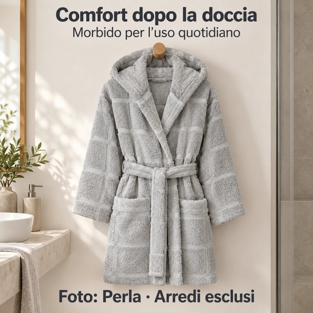 Accappatoio Zero Twist Perla con cappuccio, in spugna a grandi riquadri, appeso a un gancio con cappuccio riconoscibile.