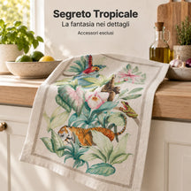 Fantasie artistiche: dettaglio del canovaccio Segreto Tropicale drappeggiato sul piano cucina. Foto illustrativa: Segreto Tropicale. Accessori esclusi.