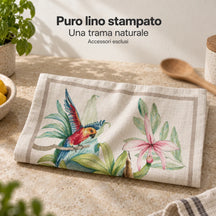 Puro lino stampato: canovaccio Segreto Tropicale piegato, con parte superiore della fantasia visibile. Foto illustrativa: Segreto Tropicale. Accessori esclusi.