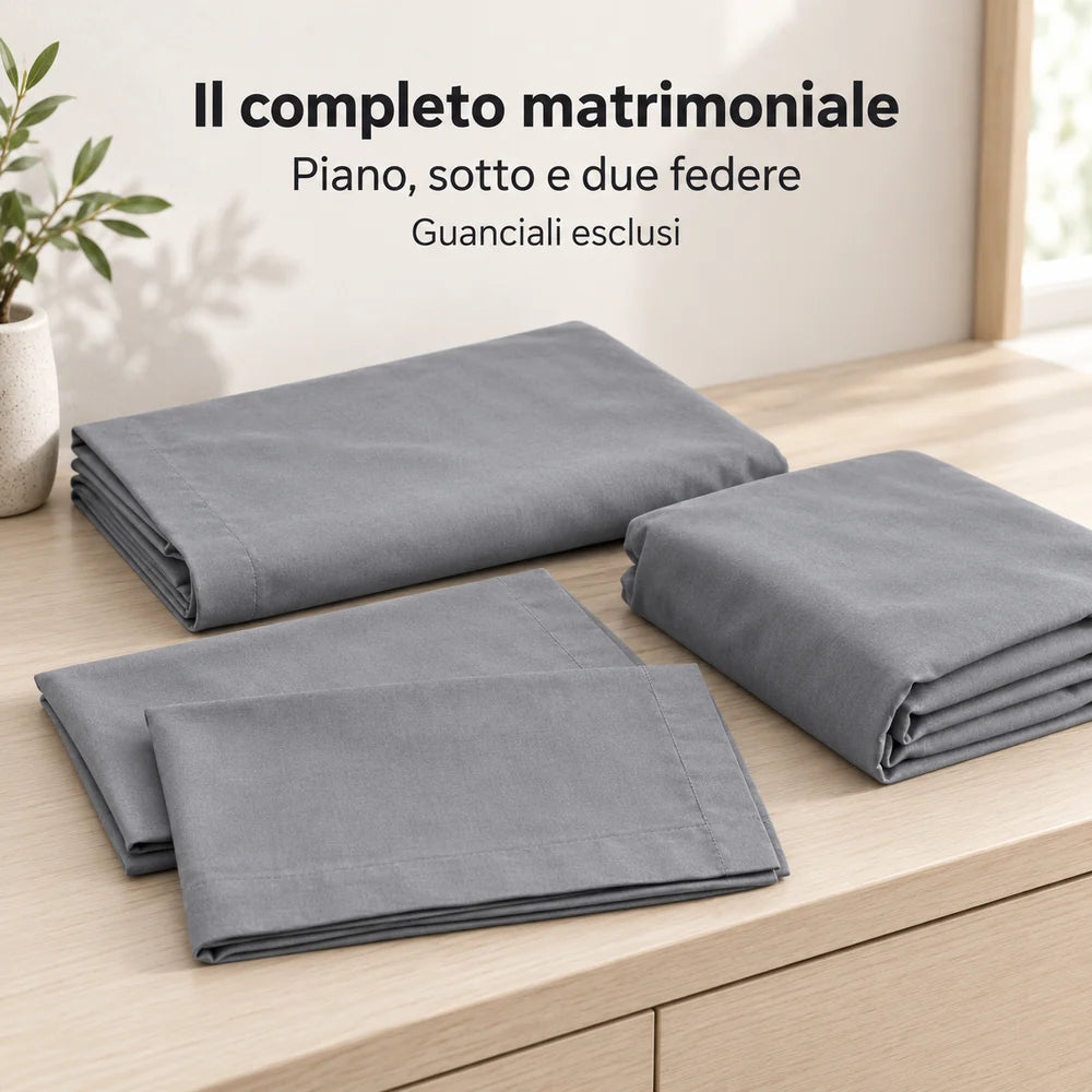 Quattro pezzi del completo Matrimoniale Acciaio ripiegati: sopra, sotto e due federe. Foto illustrativa: Acciaio / Matrimoniale. Guanciali e arredi esclusi.