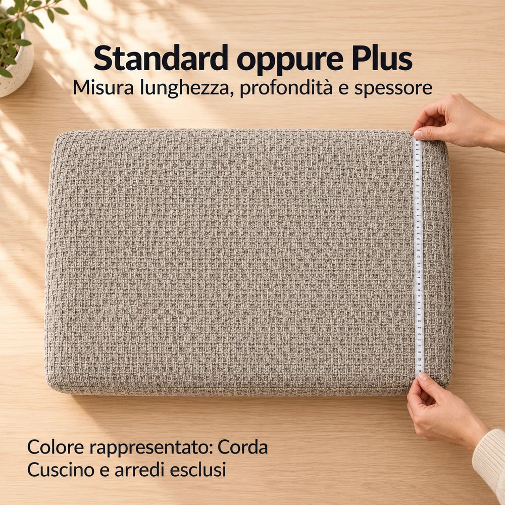 Mani misurano un cuscino rivestito Corda. Immagine illustrativa del copricuscino Bali, colore Corda; la scena non identifica la taglia selezionata. Cuscino, imbottiture, arredi e accessori esclusi.