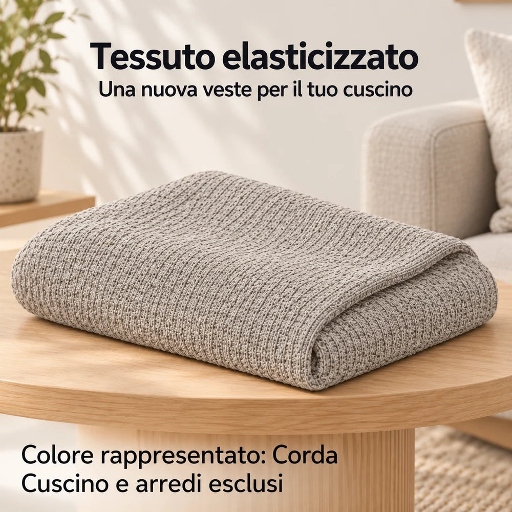 Un copricuscino vuoto Corda ripiegato su un tavolo. Immagine illustrativa del copricuscino Bali, colore Corda; la scena non identifica la taglia selezionata. Cuscino, imbottiture, arredi e accessori esclusi.