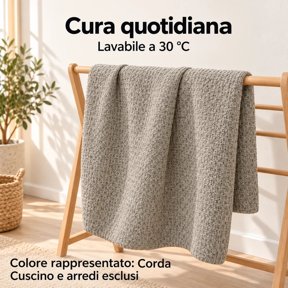 Un rivestimento Corda vuoto appeso a uno stendino. Immagine illustrativa del copricuscino Bali, colore Corda; la scena non identifica la taglia selezionata. Cuscino, imbottiture, arredi e accessori esclusi.