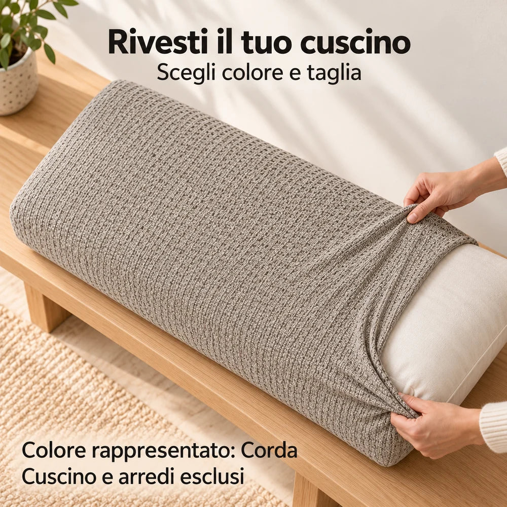Mani applicano un unico rivestimento Corda a un cuscino staccato. Immagine illustrativa del copricuscino Bali, colore Corda; la scena non identifica la taglia selezionata. Cuscino, imbottiture, arredi e accessori esclusi.