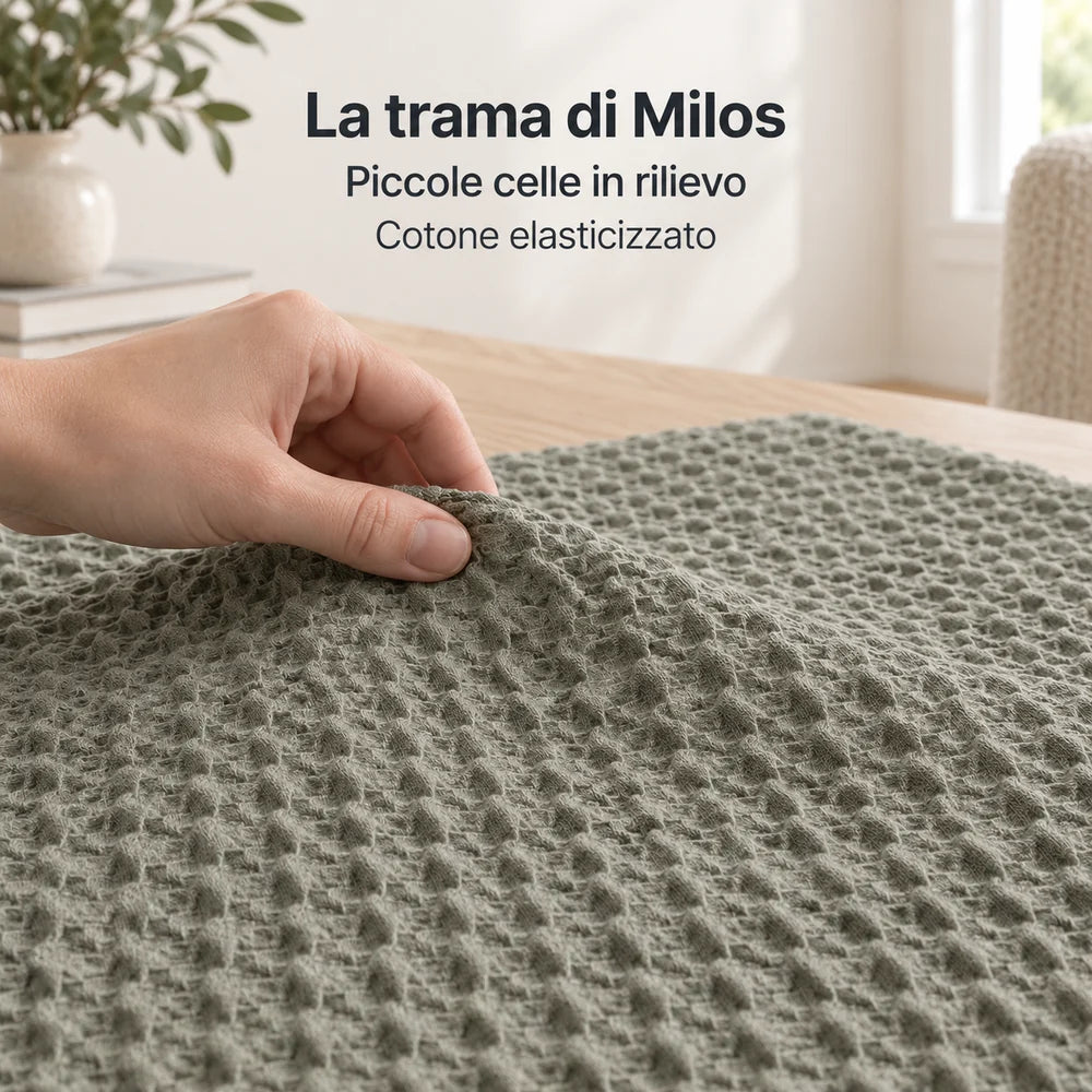 La trama di Milos. Piccole celle in rilievo. Foto illustrativa: Salvia, 2 Posti. Divano, sedia, arredi e accessori esclusi.