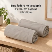 Due federe Greige vuote, arrotolate separatamente; misura 50 × 80 cm ciascuna. Foto illustrativa: Greige. Guanciali, arredi e accessori esclusi.