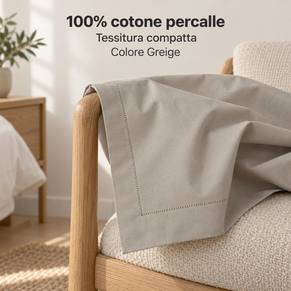 Federa Greige vuota parzialmente aperta e drappeggiata sul bracciolo. Foto illustrativa: Greige. Guanciali, arredi e accessori esclusi.