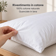 Illustrazione ravvicinata del rivestimento in cotone del guanciale Bianco. Arredi e accessori esclusi.
