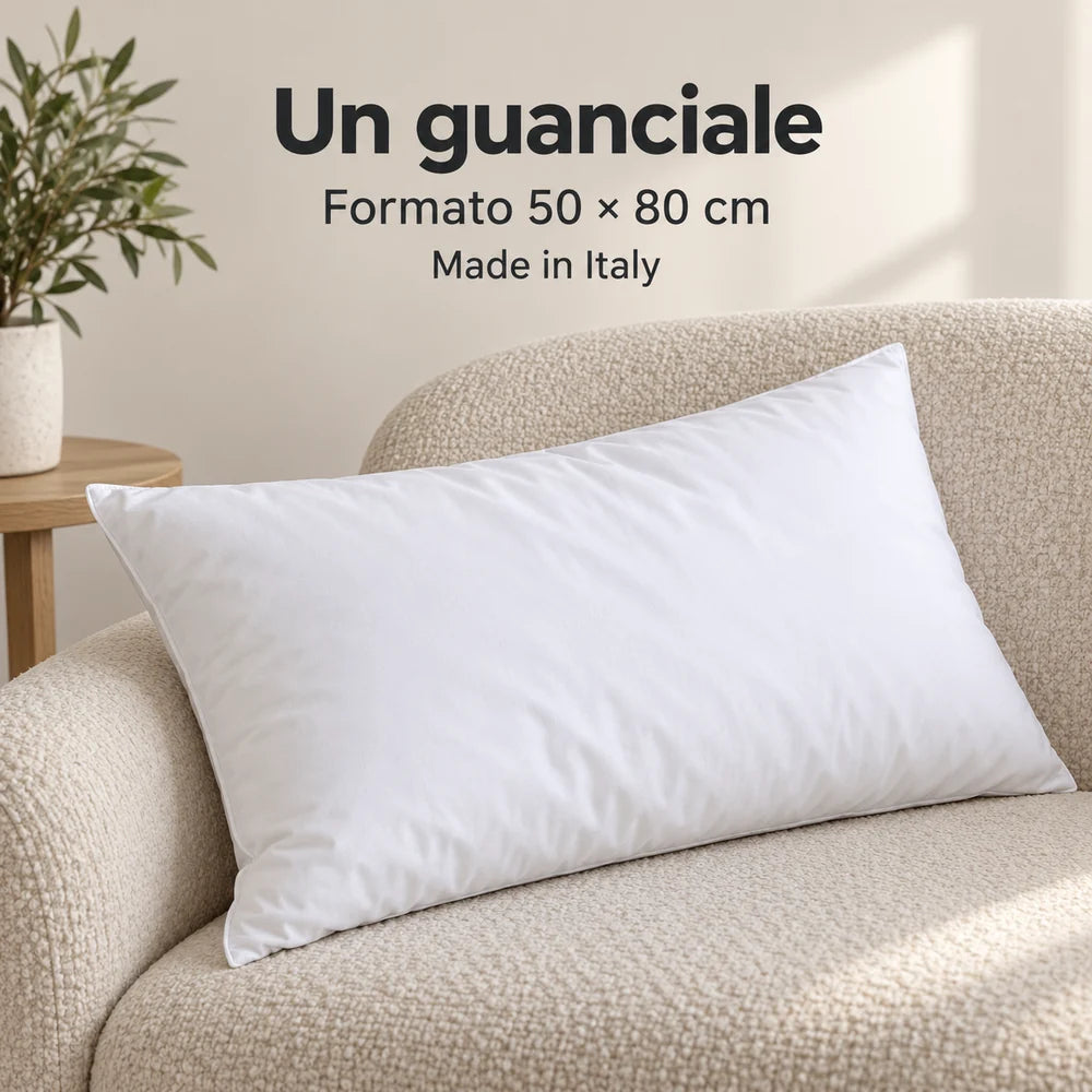 Un guanciale in lana Bianco appoggiato sulla poltrona, formato 50 × 80 cm. Arredi e accessori esclusi.