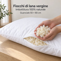 Illustrazione del guanciale con zip parzialmente aperta e fiocchi di lana vergine nelle mani. Arredi e accessori esclusi.