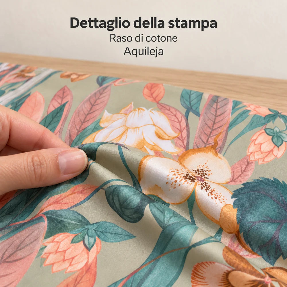 Dettaglio illustrativo della stampa Aquileja sul raso di cotone. La macro non certifica una microtrama tecnica. Arredi esclusi.