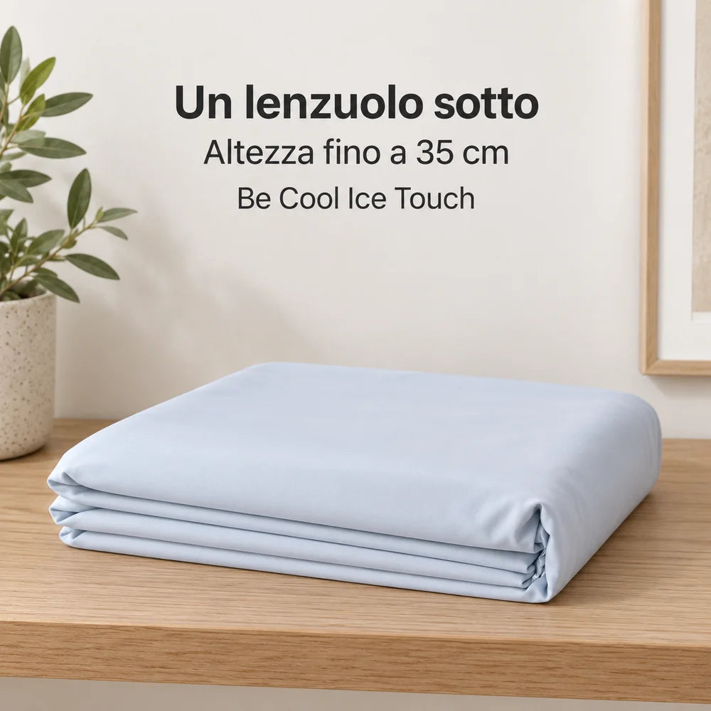 Un solo lenzuolo sotto azzurro vuoto, piegato basso su una mensola. Immagini illustrative del lenzuolo sotto Be Cool Ice Touch, colore Azzurro L450, formato Matrimoniale. La scena non identifica la taglia selezionata. L’acquisto comprende un lenzuolo sotto con angoli. Federe, guanciali, materasso, letto e arredi esclusi.