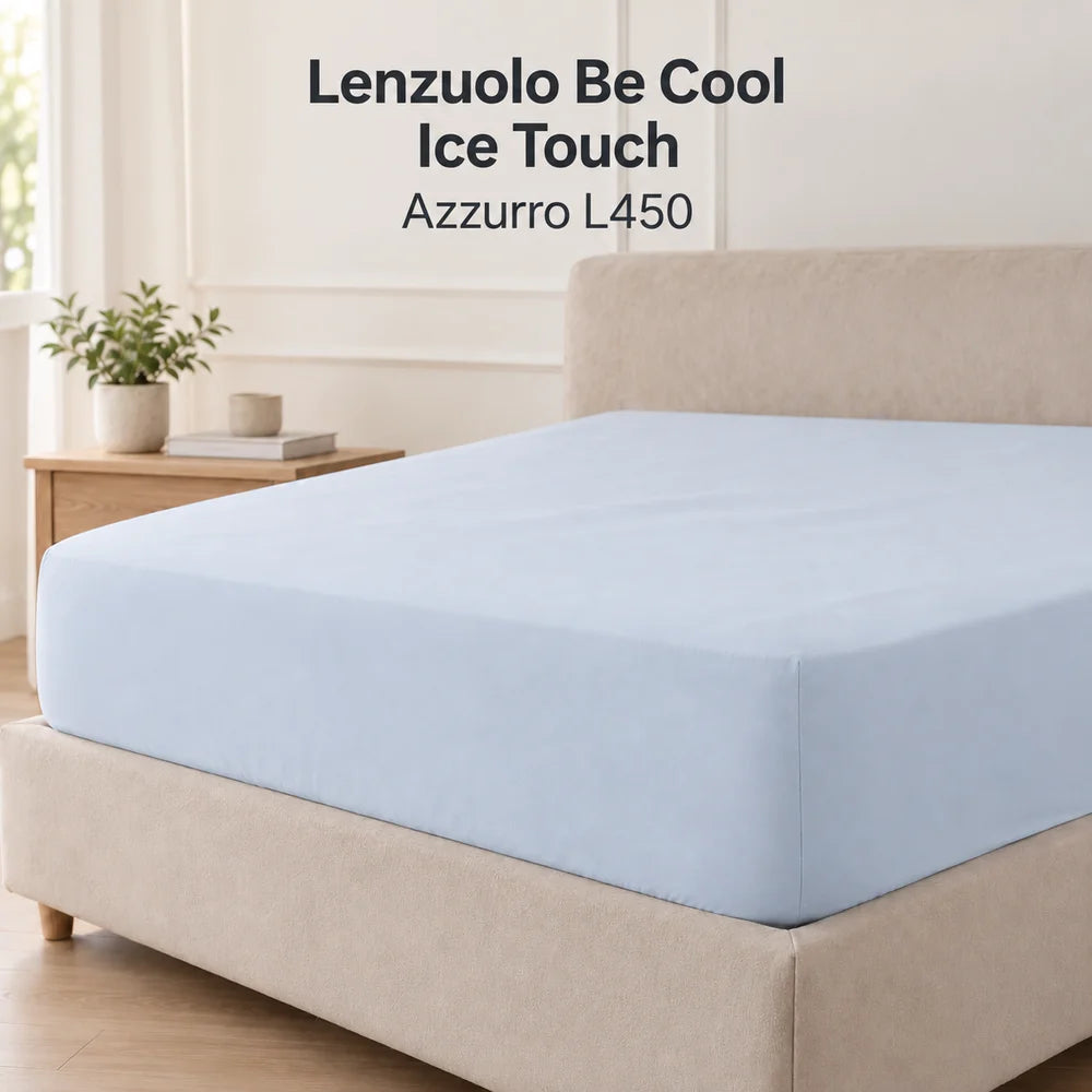 Un lenzuolo sotto azzurro montato su un materasso, senza federe. Immagini illustrative del lenzuolo sotto Be Cool Ice Touch, colore Azzurro L450, formato Matrimoniale. La scena non identifica la taglia selezionata. L’acquisto comprende un lenzuolo sotto con angoli. Federe, guanciali, materasso, letto e arredi esclusi.