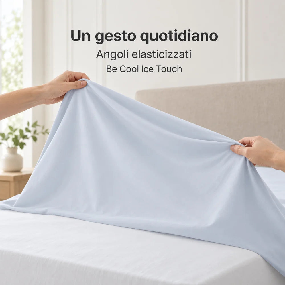 Due mani sistemano una porzione del lenzuolo sotto azzurro sollevandola. Immagini illustrative del lenzuolo sotto Be Cool Ice Touch, colore Azzurro L450, formato Matrimoniale. La scena non identifica la taglia selezionata. L’acquisto comprende un lenzuolo sotto con angoli. Federe, guanciali, materasso, letto e arredi esclusi.