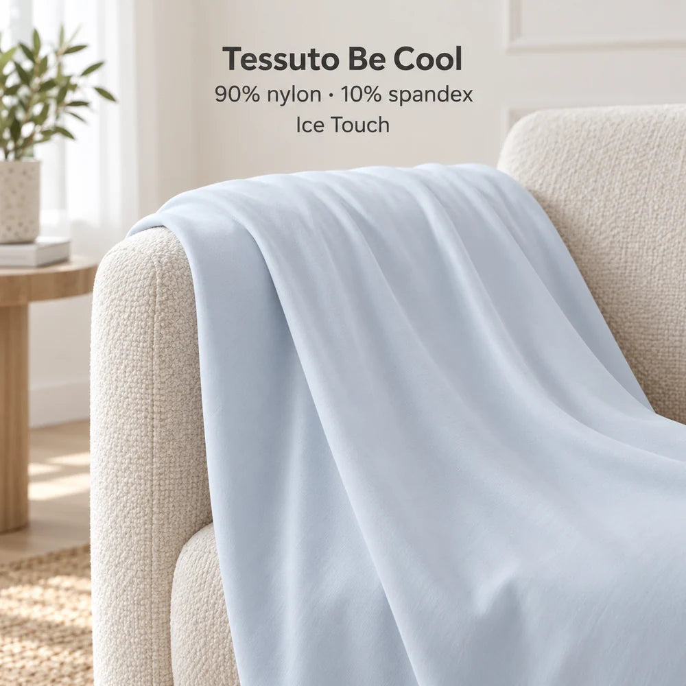 Porzione centrale del tessuto azzurro drappeggiata su una poltrona; i bordi restano fuori inquadratura. Immagini illustrative del lenzuolo sotto Be Cool Ice Touch, colore Azzurro L450, formato Matrimoniale. La scena non identifica la taglia selezionata. L’acquisto comprende un lenzuolo sotto con angoli. Federe, guanciali, materasso, letto e arredi esclusi.