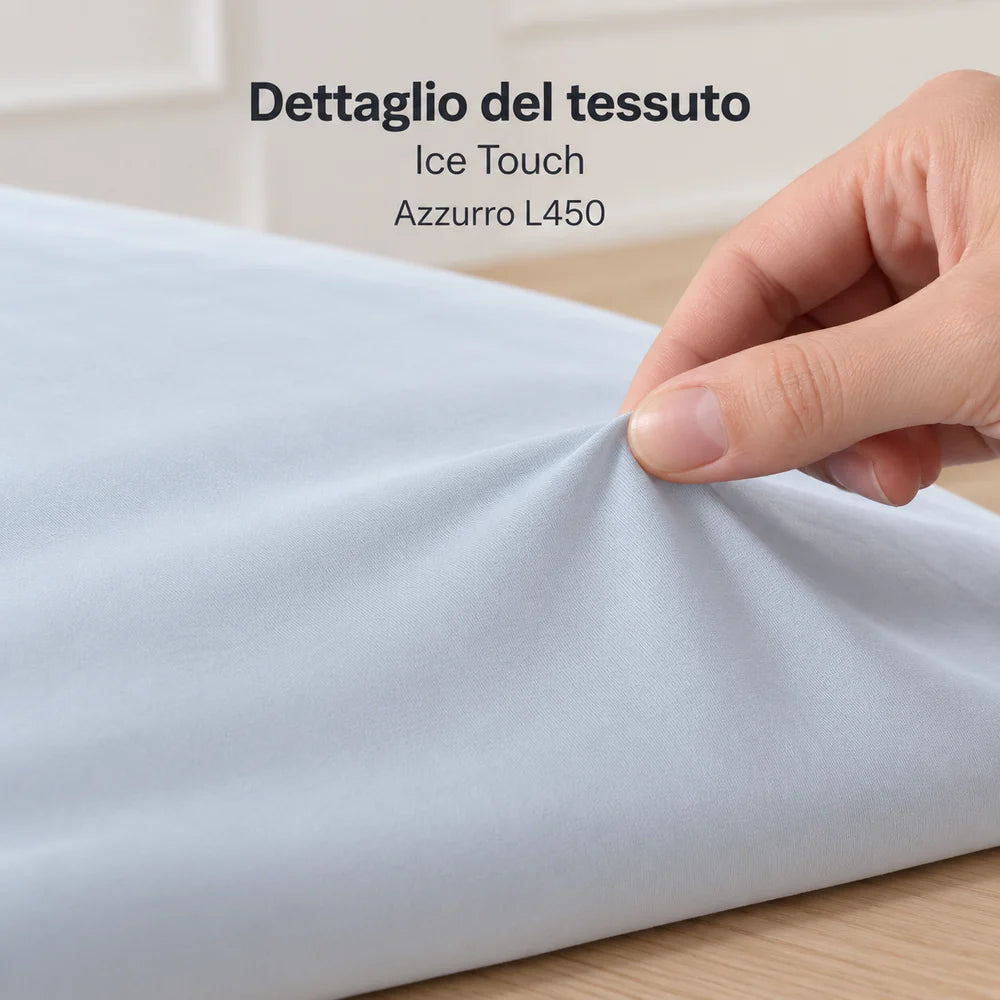 Una piccola piega del tessuto azzurro sollevata tra le dita, vista illustrativa della superficie. Immagini illustrative del lenzuolo sotto Be Cool Ice Touch, colore Azzurro L450, formato Matrimoniale. La scena non identifica la taglia selezionata. L’acquisto comprende un lenzuolo sotto con angoli. Federe, guanciali, materasso, letto e arredi esclusi.