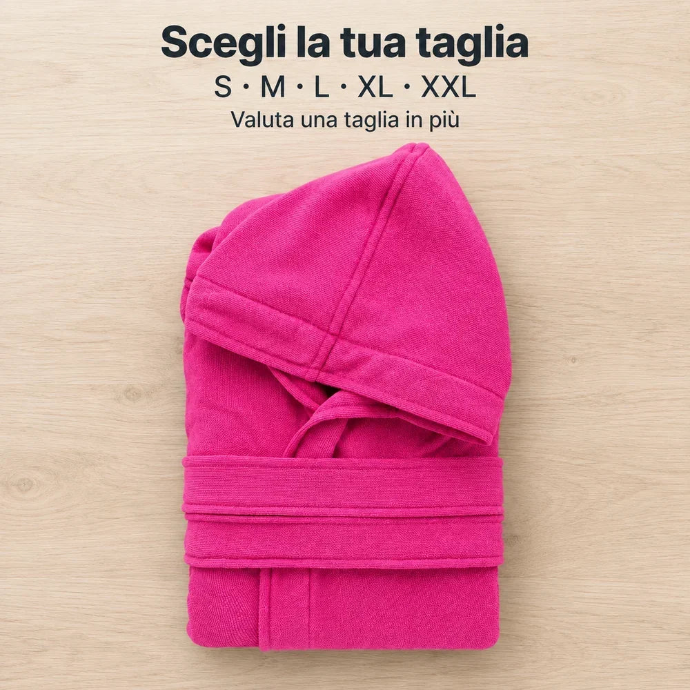 Accappatoio Wimbledon Fucsia piegato sul legno, con le taglie da S a XXL e l’indicazione di valutare una taglia in più.