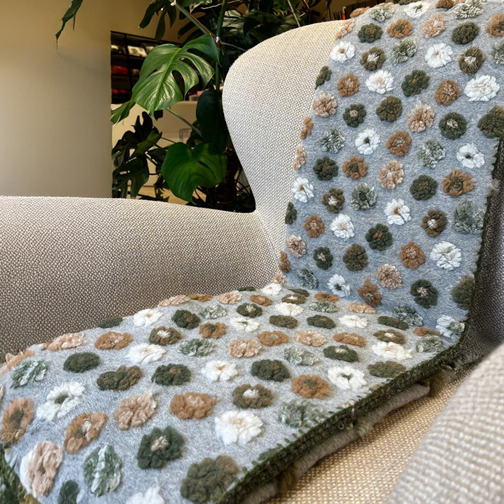 Plaid in Lana Cotta Made in Italy 170x180 – Caldo, Asciutto & Traspirante Margherite Grigio | ArredoCasa Online tutto il tessile per la tua casa.