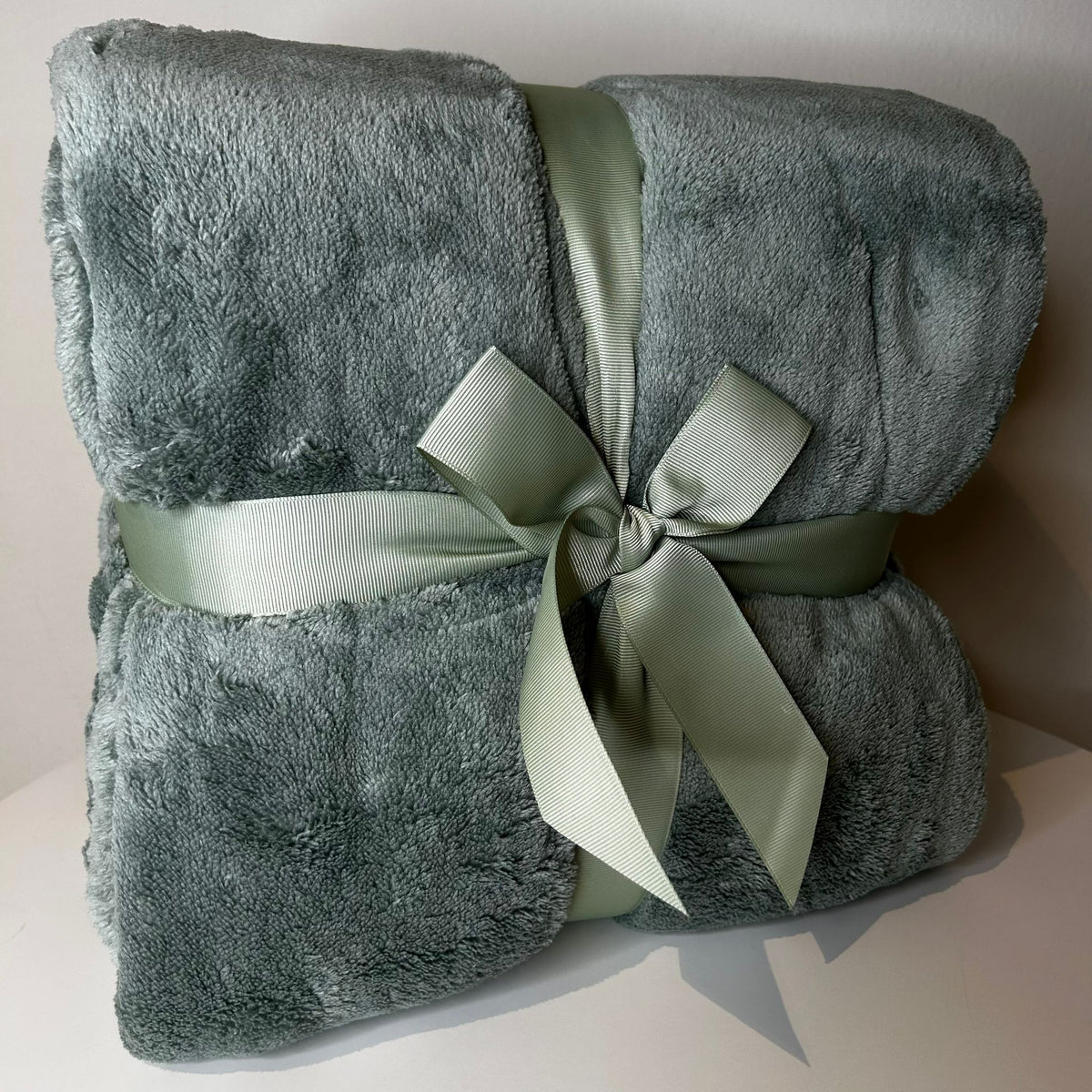 Plaid Coccola Salvia | ArredoCasa Online tutto il tessile per la tua casa.